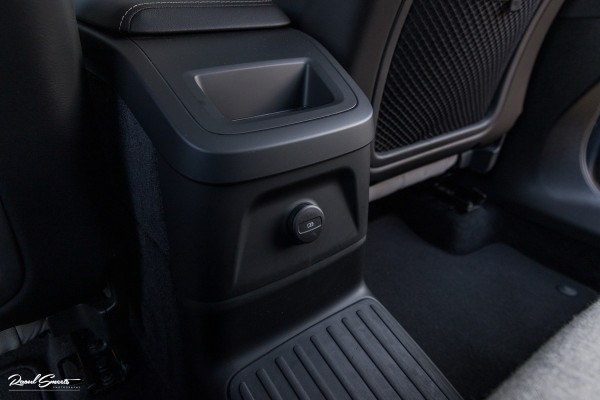 Volvo XC60 2.0 T8 Plug-in hybrid AWD Ultimate Dark Long range Luchtvering | Bowers&Wilkins | Zwenkbare trekhaak | Panorama dak | Wol interieur |