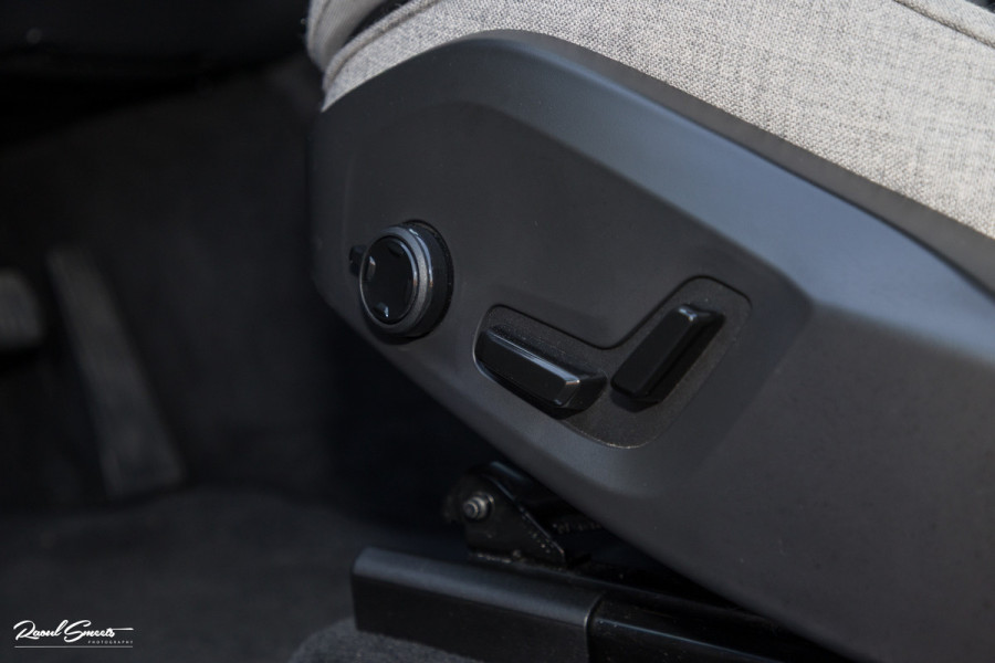 Volvo XC60 2.0 T8 Plug-in hybrid AWD Ultimate Dark Long range Luchtvering | Bowers&Wilkins | Zwenkbare trekhaak | Panorama dak | Wol interieur |