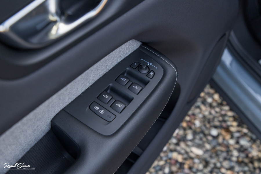 Volvo XC60 2.0 T8 Plug-in hybrid AWD Ultimate Dark Long range Luchtvering | Bowers&Wilkins | Zwenkbare trekhaak | Panorama dak | Wol interieur |