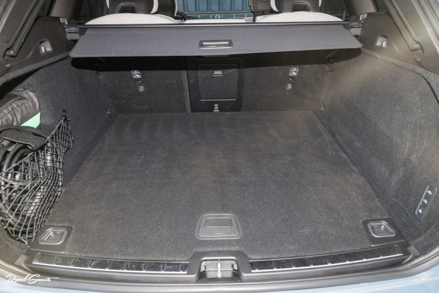 Volvo XC60 2.0 T8 Plug-in hybrid AWD Ultimate Dark Long range Luchtvering | Bowers&Wilkins | Zwenkbare trekhaak | Panorama dak | Wol interieur |