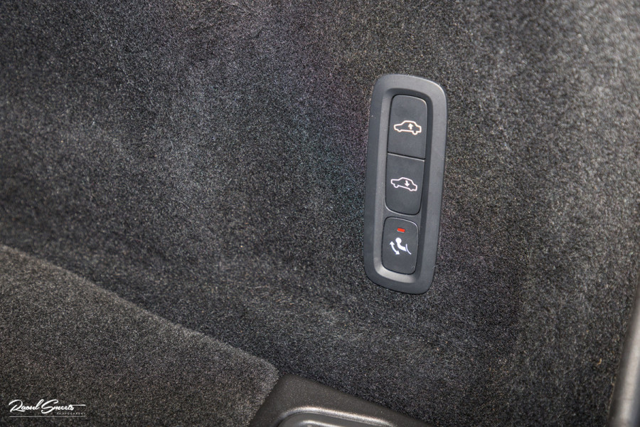 Volvo XC60 2.0 T8 Plug-in hybrid AWD Ultimate Dark Long range Luchtvering | Bowers&Wilkins | Zwenkbare trekhaak | Panorama dak | Wol interieur |