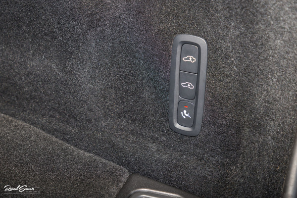 Volvo XC60 2.0 T8 Plug-in hybrid AWD Ultimate Dark Long range Luchtvering | Bowers&Wilkins | Zwenkbare trekhaak | Panorama dak | Wol interieur |