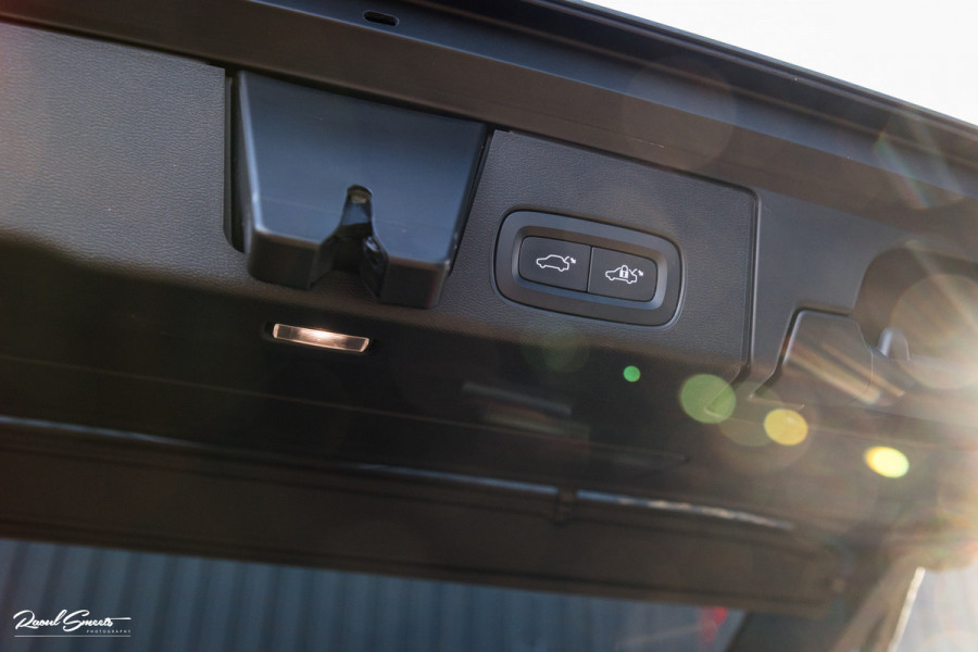 Volvo XC60 2.0 T8 Plug-in hybrid AWD Ultimate Dark Long range Luchtvering | Bowers&Wilkins | Zwenkbare trekhaak | Panorama dak | Wol interieur |
