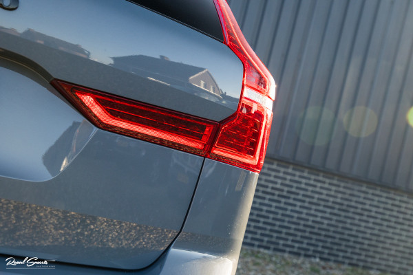 Volvo XC60 2.0 T8 Plug-in hybrid AWD Ultimate Dark Long range Luchtvering | Bowers&Wilkins | Zwenkbare trekhaak | Panorama dak | Wol interieur |