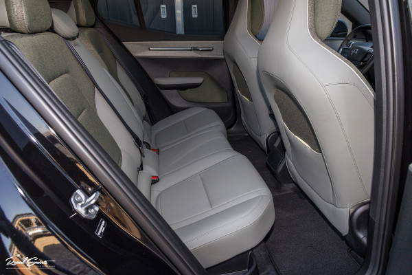 Volvo EX30 Cross Country Twin Motor Performance Ultra 69 kWh | Nieuw | Adaptieve cruise | Panorama dak | Harman Kardon | Memory | Blis |