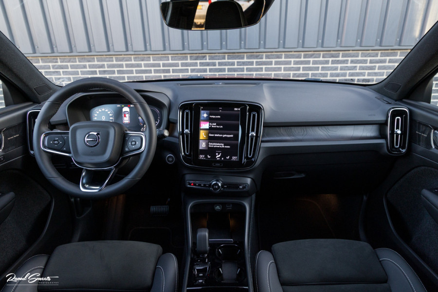 Volvo XC40 1.5 T4 Plug-in hybrid Plus Dark | Harman Kardon | Adaptieve cruise | Zwenkbare trekhaak | Blis | Memory |