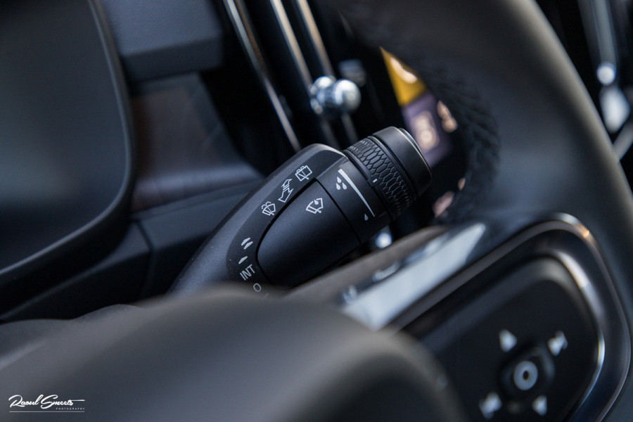 Volvo XC40 1.5 T4 Plug-in hybrid Plus Dark | Harman Kardon | Adaptieve cruise | Zwenkbare trekhaak | Blis | Memory |