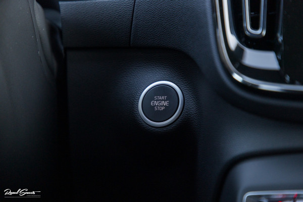 Volvo XC40 1.5 T4 Plug-in hybrid Plus Dark | Harman Kardon | Adaptieve cruise | Zwenkbare trekhaak | Blis | Memory |