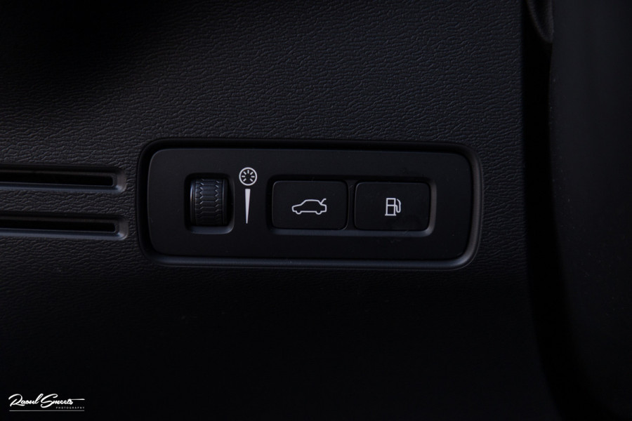 Volvo XC40 1.5 T4 Plug-in hybrid Plus Dark | Harman Kardon | Adaptieve cruise | Zwenkbare trekhaak | Blis | Memory |