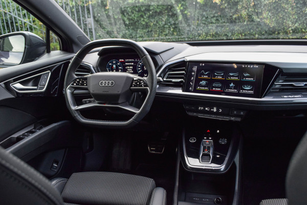 Audi Q4 e-tron 40 / 2x S-line/ Head-Up Display/ Adaptive Cruise Control/ 150kW (204PK)