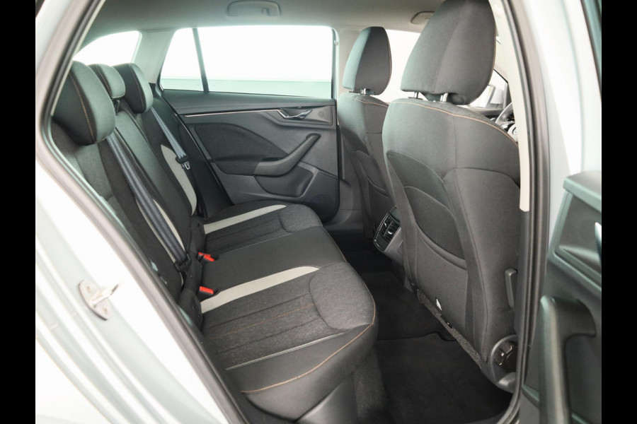 Škoda SCALA 1.0 TSI Ambition 110pk | Navigatie | Parkeercamera | 18 inch lichtmetalen velgen | Verlengde garantie