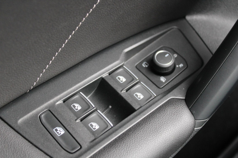 Volkswagen Tiguan 1.4 TSI eHybrid R-Line Business | Panoramadak | Adaptieve Cruise Control | 19 INCH Lichtmetalen Velgen | Camera