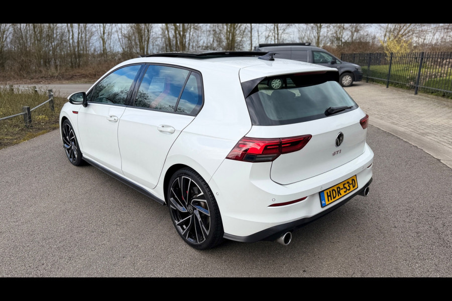 Volkswagen Golf 2.0 TSI GTI Panoramadak Leer Stoelverwarming/Verkoeling Camera Keyless entry