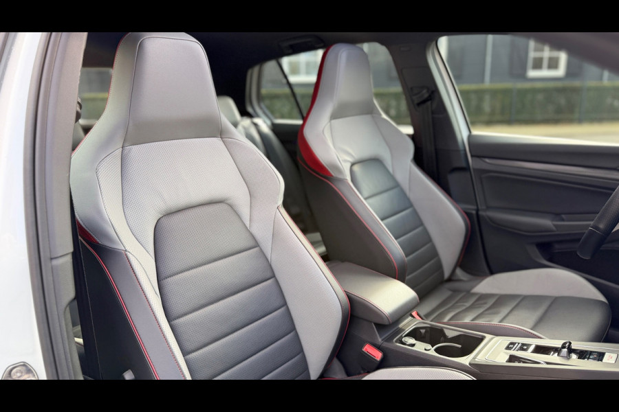 Volkswagen Golf 2.0 TSI GTI Panoramadak Leer Stoelverwarming/Verkoeling Camera Keyless entry