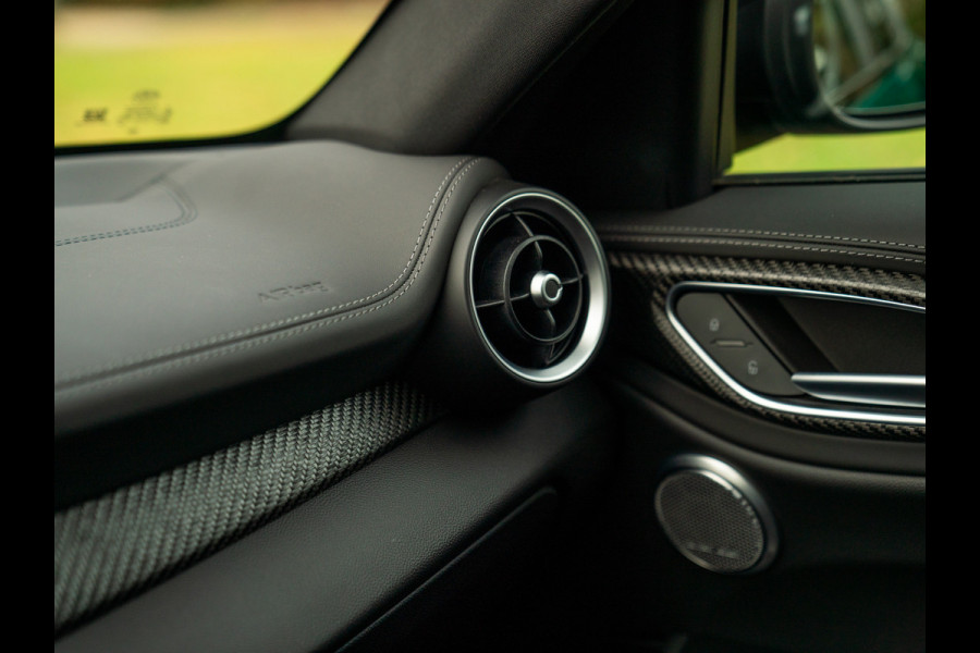 Alfa Romeo Giulia 2.9 V6 Quadrifoglio MY25 | Akrapovic | Carbon stoelen | Harman/Kardon | Facelift | Adapt. cruise