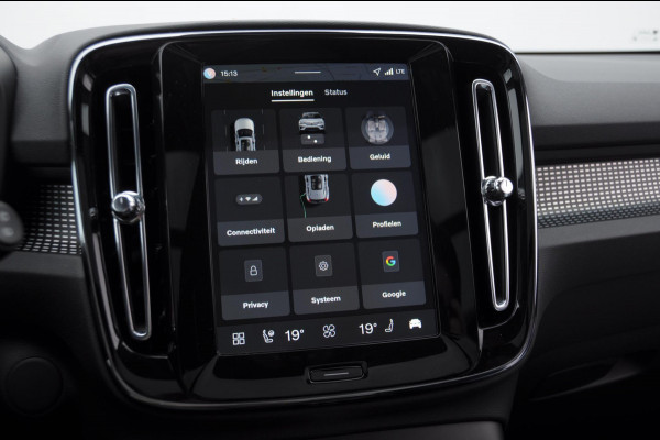 Volvo EX40 252PK Single Motor Extended Range 82 kWh Plus / Lounge Pakket / Extra getint glas / 360 Camera / 20'' velgen / Panoramadak / Zwart dak