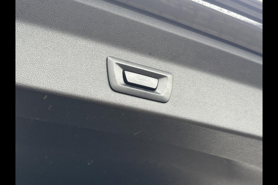 BMW X3 xDrive30e M Sport Plug-in Hybride | PHEV | Elek. Trekhaak | 20 inch | M pakket | Stoelverwarming | Shadowline Exterior | Adaptive Led verlichting | Hifi | Volledig digitaal instrumentenpaneel