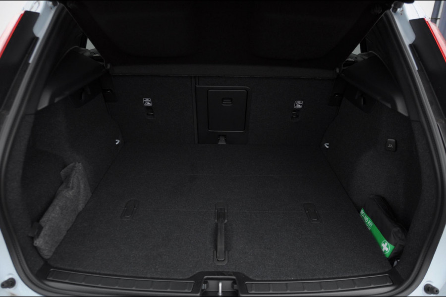 Volvo XC40 B4 211PK Automaat Plus Dark / Adaptive cruise control / Elektrische stoelen / Harman Kardon audio / Pilot assist / BLIS / Stoel en stuur verwarming / Elektrische achterklep / Parkeersensoren met camera / Google infotainment