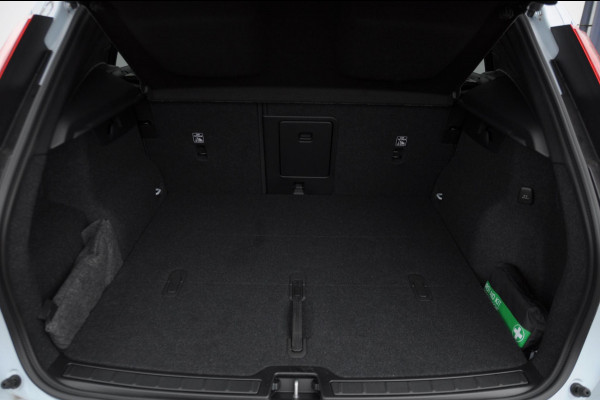 Volvo XC40 B4 211PK Automaat Plus Dark / Adaptive cruise control / Elektrische stoelen / Harman Kardon audio / Pilot assist / BLIS / Stoel en stuur verwarming / Elektrische achterklep / Parkeersensoren met camera / Google infotainment