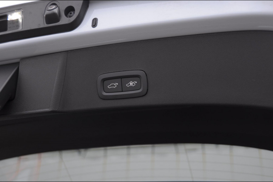 Volvo XC40 B4 211PK Automaat Plus Dark / Adaptive cruise control / Elektrische stoelen / Harman Kardon audio / Pilot assist / BLIS / Stoel en stuur verwarming / Elektrische achterklep / Parkeersensoren met camera / Google infotainment