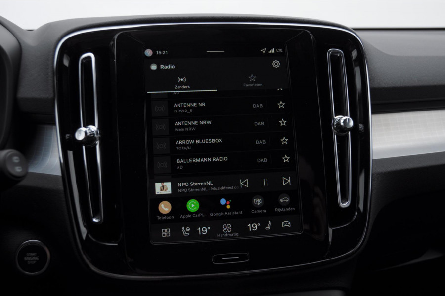 Volvo XC40 B4 211PK Automaat Plus Dark / Adaptive cruise control / Elektrische stoelen / Harman Kardon audio / Pilot assist / BLIS / Stoel en stuur verwarming / Elektrische achterklep / Parkeersensoren met camera / Google infotainment