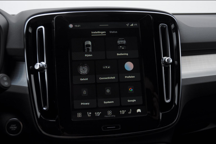 Volvo XC40 B4 211PK Automaat Plus Dark / Adaptive cruise control / Elektrische stoelen / Harman Kardon audio / Pilot assist / BLIS / Stoel en stuur verwarming / Elektrische achterklep / Parkeersensoren met camera / Google infotainment