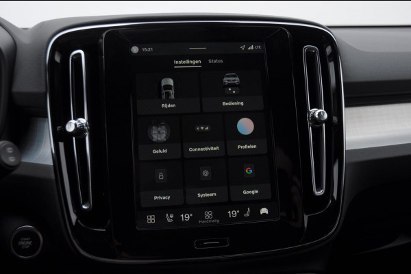 Volvo XC40 B4 211PK Automaat Plus Dark / Adaptive cruise control / Elektrische stoelen / Harman Kardon audio / Pilot assist / BLIS / Stoel en stuur verwarming / Elektrische achterklep / Parkeersensoren met camera / Google infotainment