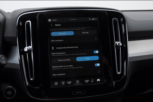 Volvo XC40 B4 211PK Automaat Plus Dark / Adaptive cruise control / Elektrische stoelen / Harman Kardon audio / Pilot assist / BLIS / Stoel en stuur verwarming / Elektrische achterklep / Parkeersensoren met camera / Google infotainment