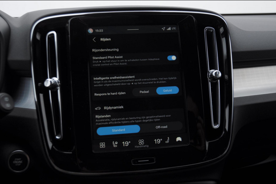 Volvo XC40 B4 211PK Automaat Plus Dark / Adaptive cruise control / Elektrische stoelen / Harman Kardon audio / Pilot assist / BLIS / Stoel en stuur verwarming / Elektrische achterklep / Parkeersensoren met camera / Google infotainment