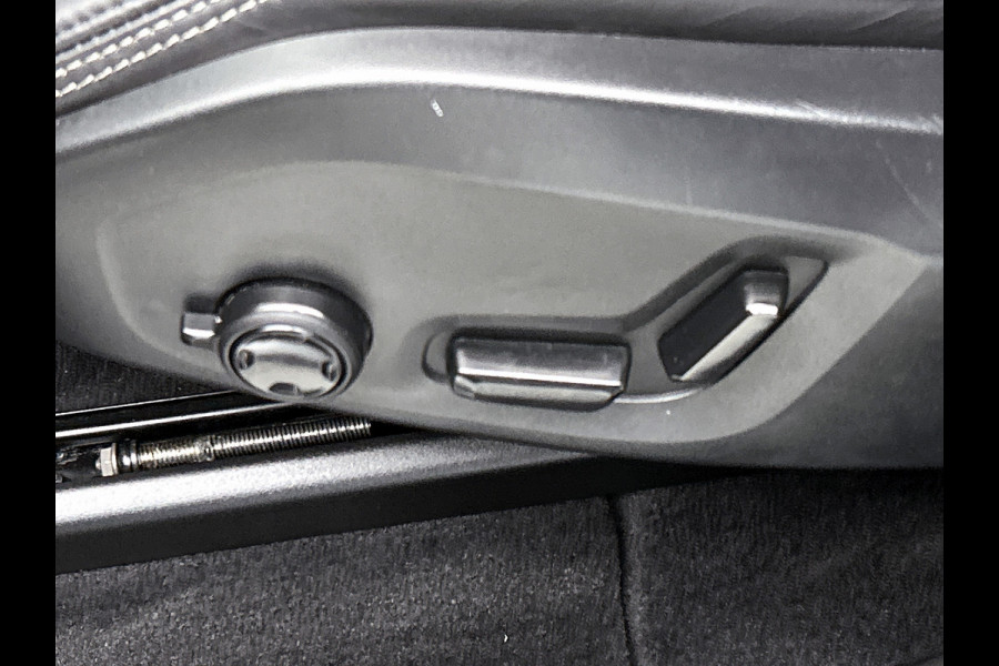 Volvo XC60 2.0 T6 Hybride AWD Inscription / Panoramadak / Trekhaak / Leder lux./Stuur-Stoelverw / Pdc+camera / Audio & Park Ass./ Lighting / Apk 06-2027