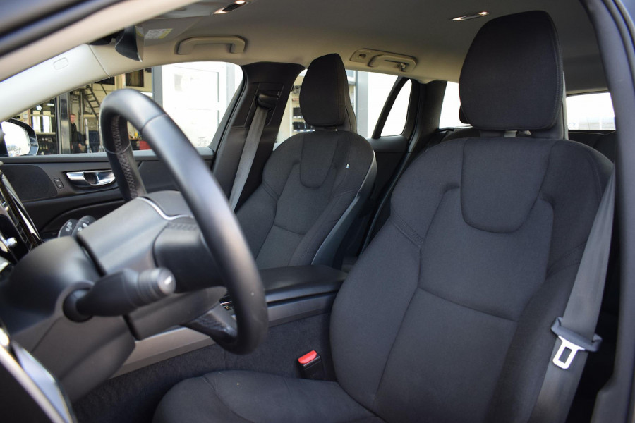 Volvo V60 2.0 B3 Momentum Business | Trekhaak | Apple CarPlay | ACC | Climate