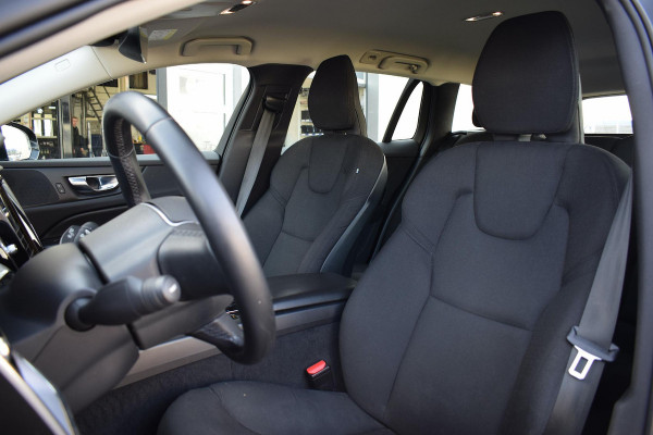 Volvo V60 2.0 B3 Momentum Business | Trekhaak | Apple CarPlay | ACC | Climate
