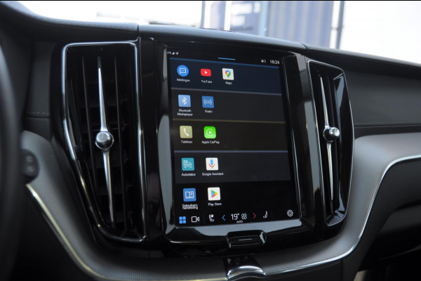 Volvo XC60 T8 390PK Automaat AWD Ultra Bright / Head-up display / Trekhaak/ Harman Kardon audio / Panoramadak / BLIS / Elektrisch bedienbare voorstoelen / Memory seats / Verwarmbare stoelen / Keyless entry /