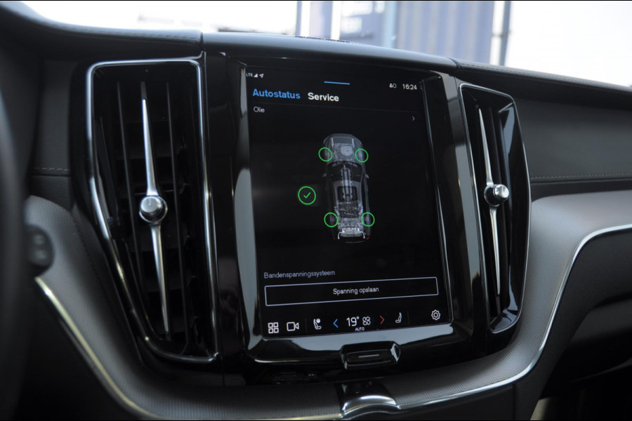 Volvo XC60 T8 390PK Automaat AWD Ultra Bright / Head-up display / Trekhaak/ Harman Kardon audio / Panoramadak / BLIS / Elektrisch bedienbare voorstoelen / Memory seats / Verwarmbare stoelen / Keyless entry /