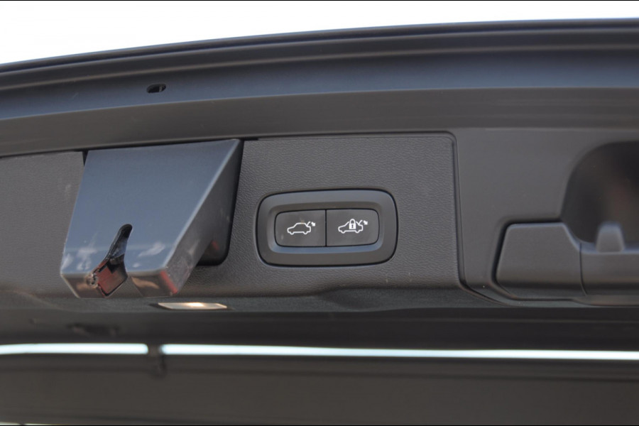 Volvo XC60 T8 390PK Automaat AWD Ultra Bright / Head-up display / Trekhaak/ Harman Kardon audio / Panoramadak / BLIS / Elektrisch bedienbare voorstoelen / Memory seats / Verwarmbare stoelen / Keyless entry /