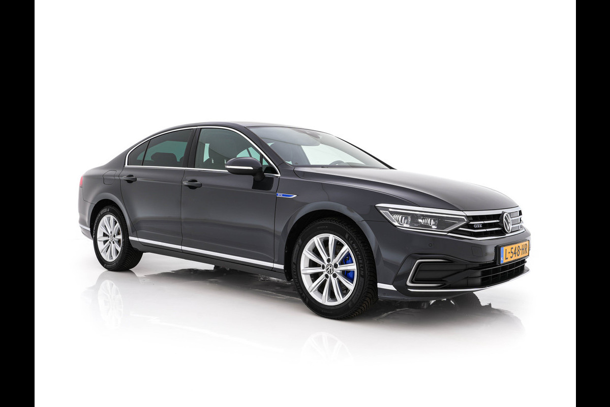 Volkswagen Passat 1.4 TSI GTE Business (Plug-In) (INCL-BTW) Aut. *FULL-LED | DIGI-COCKPIT | ADAPTIVE-CRUISE | NAVI-FULLMAP | KEYLESS | DAB+ | COMFORT-SEATS | SHIFTPADDLES | PRIVACY-GLASS | PDC | CAMERA | CARPLAY | 17''ALU*