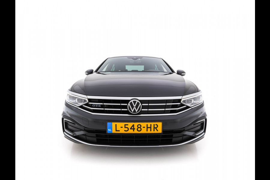 Volkswagen Passat 1.4 TSI GTE Business (Plug-In) (INCL-BTW) Aut. *FULL-LED | DIGI-COCKPIT | ADAPTIVE-CRUISE | NAVI-FULLMAP | KEYLESS | DAB+ | COMFORT-SEATS | SHIFTPADDLES | PRIVACY-GLASS | PDC | CAMERA | CARPLAY | 17''ALU*