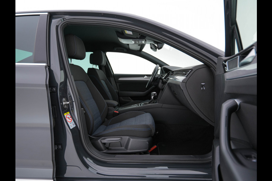 Volkswagen Passat 1.4 TSI GTE Business (Plug-In) (INCL-BTW) Aut. *FULL-LED | DIGI-COCKPIT | ADAPTIVE-CRUISE | NAVI-FULLMAP | KEYLESS | DAB+ | COMFORT-SEATS | SHIFTPADDLES | PRIVACY-GLASS | PDC | CAMERA | CARPLAY | 17''ALU*