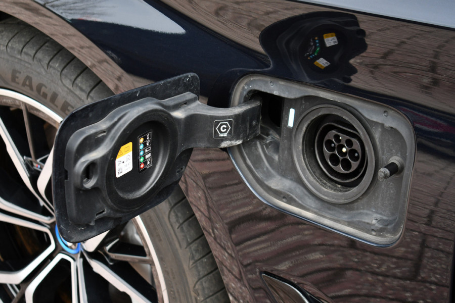 BMW 5 Serie 530e M-Sport Pano Trekh ACC HUD 360 Laser El-Klep