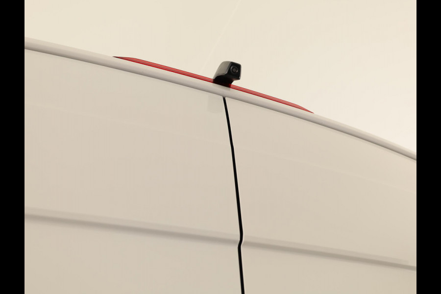 Volkswagen Crafter 35 2.0 TDI L3H3 Comfortline EURO VI 140 pk Automaat | Verlengde garantie | Navigatie | Trekhaak | Parkeersensoren | Achteruitrijcamera |