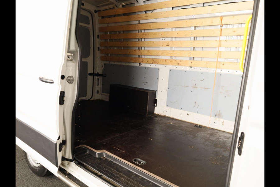 Volkswagen Crafter 35 2.0 TDI L3H3 Comfortline EURO VI 140 pk Automaat | Verlengde garantie | Navigatie | Trekhaak | Parkeersensoren | Achteruitrijcamera |