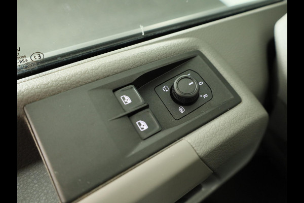 Volkswagen Crafter 35 2.0 TDI L3H3 Comfortline EURO VI 140 pk Automaat | Verlengde garantie | Navigatie | Trekhaak | Parkeersensoren | Achteruitrijcamera |