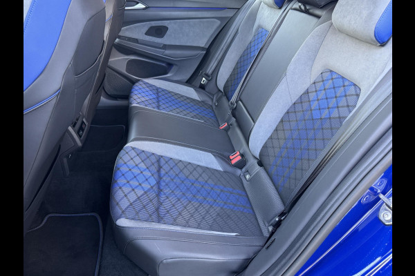 Volkswagen Golf 2.0 TSI R 4Motion / Adaptief Onderstel / Harman Kardon / 100% Historie / Panoramadak / LED / 19 Inch / Head-Up Display / Sportstoelen / Stoelverwarming / Stuurwiel Verwarmd / Dodehoek Detectie
