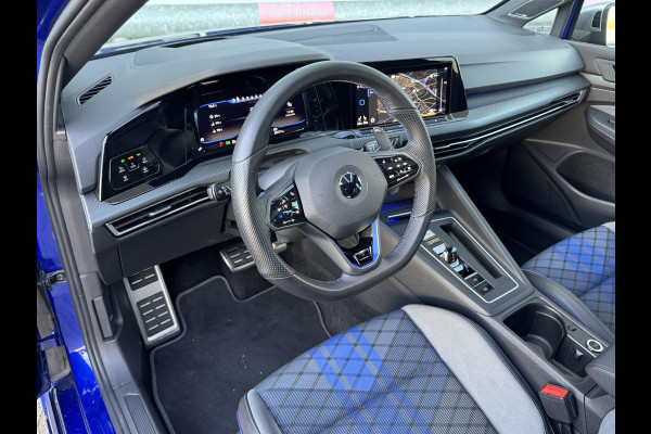 Volkswagen Golf 2.0 TSI R 4Motion / Adaptief Onderstel / Harman Kardon / 100% Historie / Panoramadak / LED / 19 Inch / Head-Up Display / Sportstoelen / Stoelverwarming / Stuurwiel Verwarmd / Dodehoek Detectie