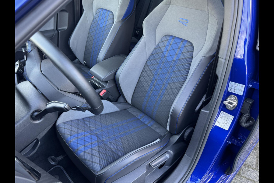 Volkswagen Golf 2.0 TSI R 4Motion / Adaptief Onderstel / Harman Kardon / 100% Historie / Panoramadak / LED / 19 Inch / Head-Up Display / Sportstoelen / Stoelverwarming / Stuurwiel Verwarmd / Dodehoek Detectie