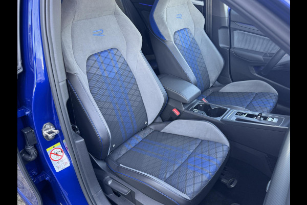 Volkswagen Golf 2.0 TSI R 4Motion / Adaptief Onderstel / Harman Kardon / 100% Historie / Panoramadak / LED / 19 Inch / Head-Up Display / Sportstoelen / Stoelverwarming / Stuurwiel Verwarmd / Dodehoek Detectie