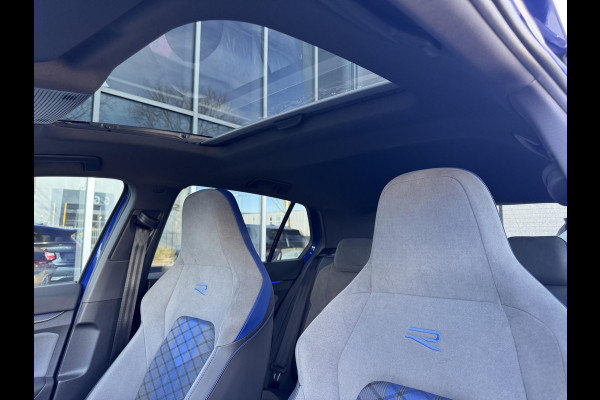 Volkswagen Golf 2.0 TSI R 4Motion / Adaptief Onderstel / Harman Kardon / 100% Historie / Panoramadak / LED / 19 Inch / Head-Up Display / Sportstoelen / Stoelverwarming / Stuurwiel Verwarmd / Dodehoek Detectie