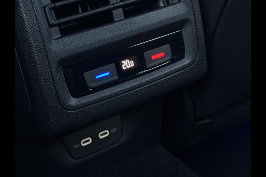 Volkswagen Golf 2.0 TSI R 4Motion / Adaptief Onderstel / Harman Kardon / 100% Historie / Panoramadak / LED / 19 Inch / Head-Up Display / Sportstoelen / Stoelverwarming / Stuurwiel Verwarmd / Dodehoek Detectie