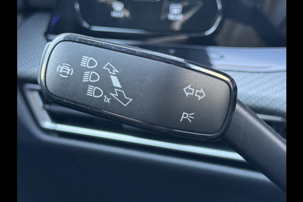 Volkswagen Golf 2.0 TSI R 4Motion / Adaptief Onderstel / Harman Kardon / 100% Historie / Panoramadak / LED / 19 Inch / Head-Up Display / Sportstoelen / Stoelverwarming / Stuurwiel Verwarmd / Dodehoek Detectie