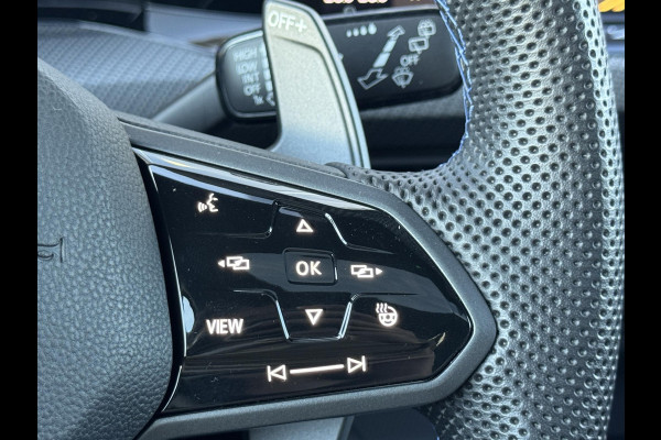 Volkswagen Golf 2.0 TSI R 4Motion / Adaptief Onderstel / Harman Kardon / 100% Historie / Panoramadak / LED / 19 Inch / Head-Up Display / Sportstoelen / Stoelverwarming / Stuurwiel Verwarmd / Dodehoek Detectie
